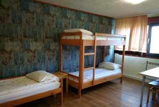 Хостелы Hostel Siennicka Варшава Шестиместный номер с общей ванной комнатой-2